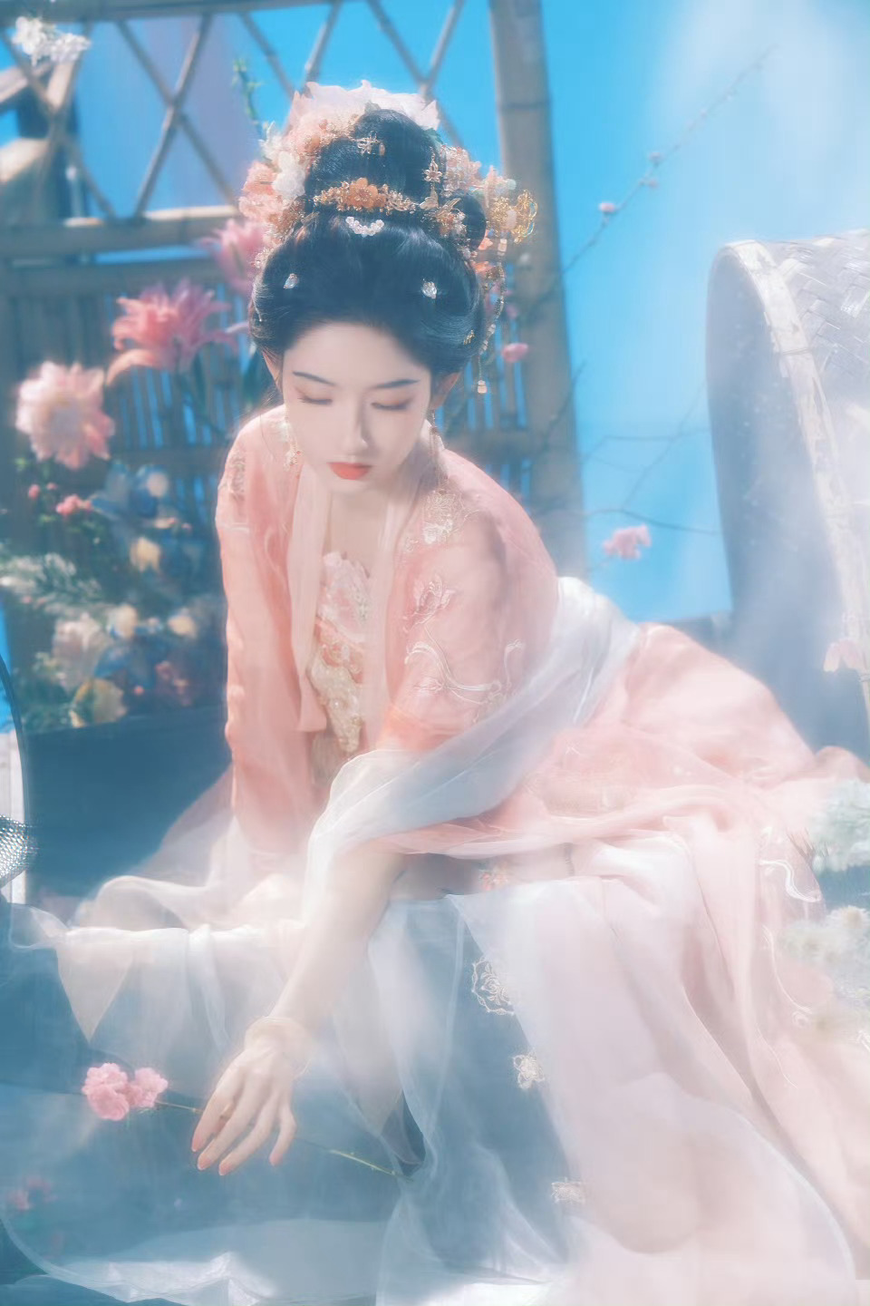 王玉雯北京台春晚粉纱罗裙造型惊艳亮相