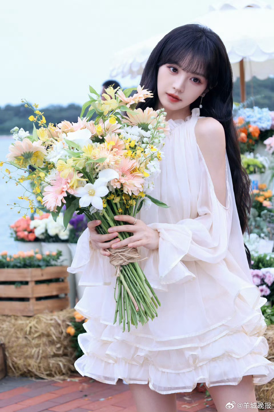 内娱女星手捧花系列亮相，田曦薇杨幂刘亦菲等出镜