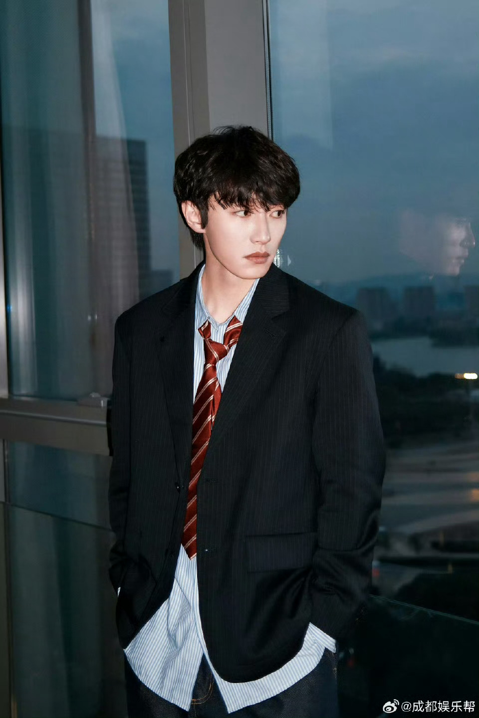 刘诗诗成龙等数十位明星齐聚峨眉山