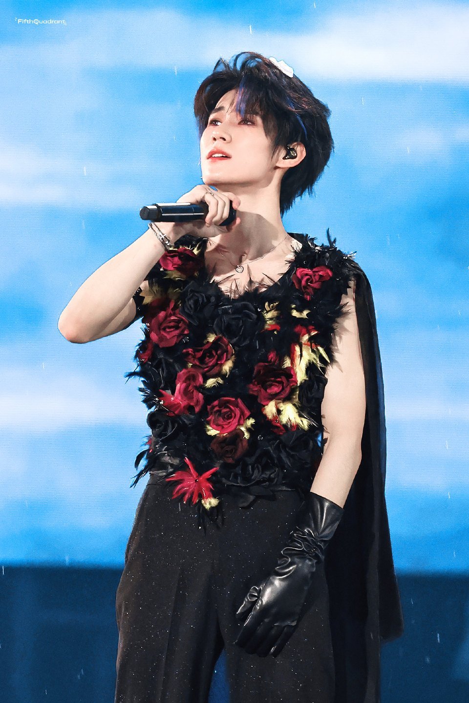 张真源玫瑰王子造型演绎《Someone like you》，红黑舞台视觉冲击力十足