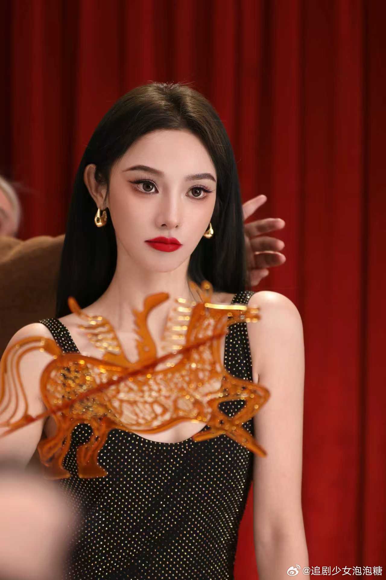 彭小苒穿黑色亮钻吊带裙展直角肩