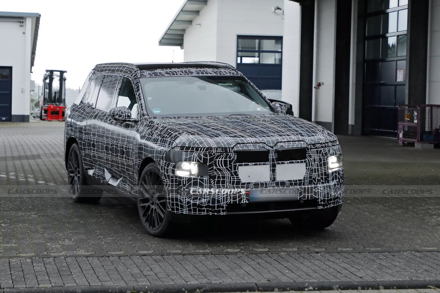 宝马新一代X7谍照曝光，线条硬朗配新门把手