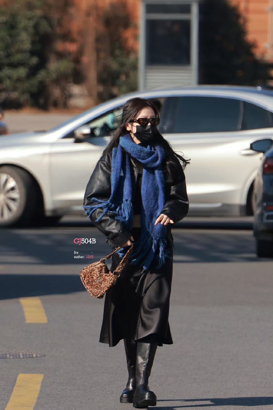 虞书欣佩戴蓝色围巾亮相