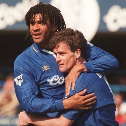 当传奇前锋与天才中场在斯坦福桥相遇，他们如何定义了90年代切尔西的崛起？