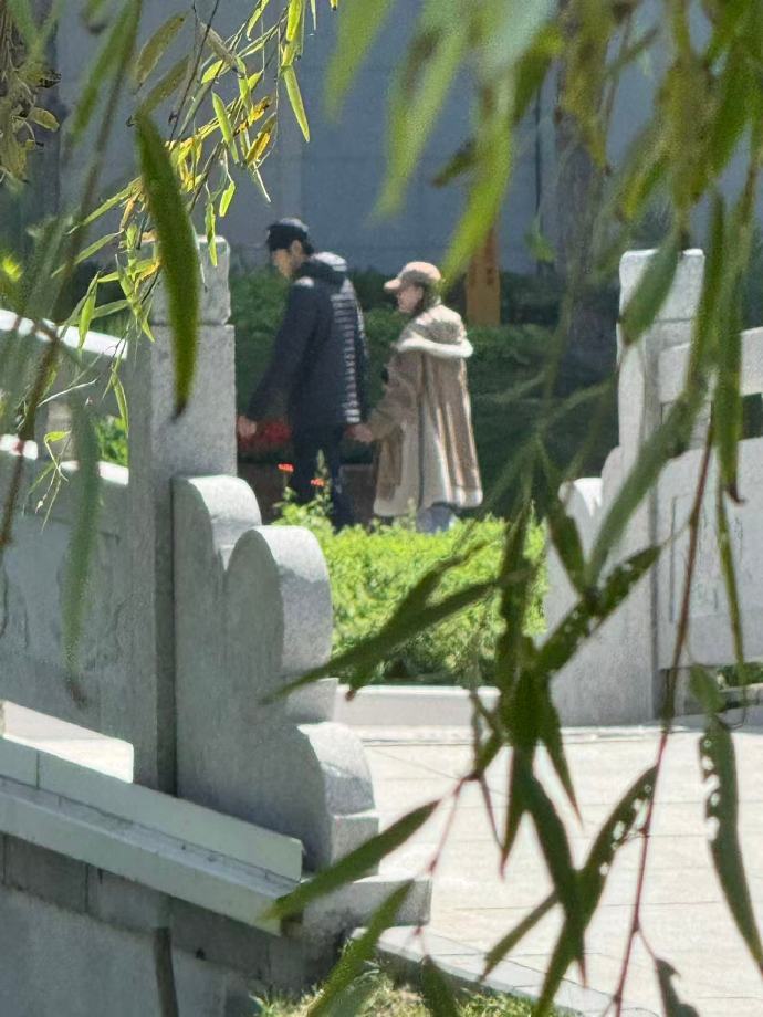 金莎孙丞潇牵手逛公园举止亲密