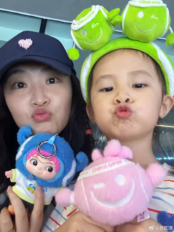 惠若琪带娃观战中网笑称排球打不过网球有机会