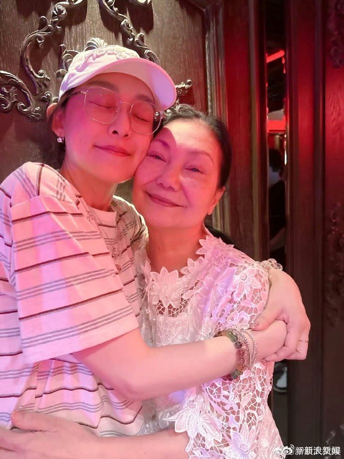 范玮琪晒S妈手织抱枕，称将徐妈当自己妈妈
