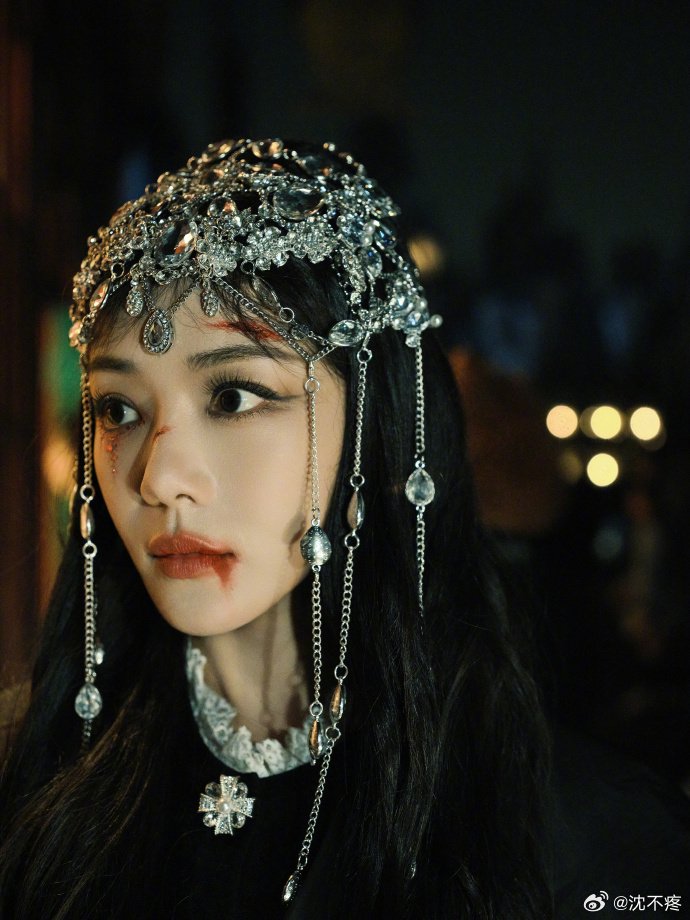 邓家佳万圣节妆造引热议