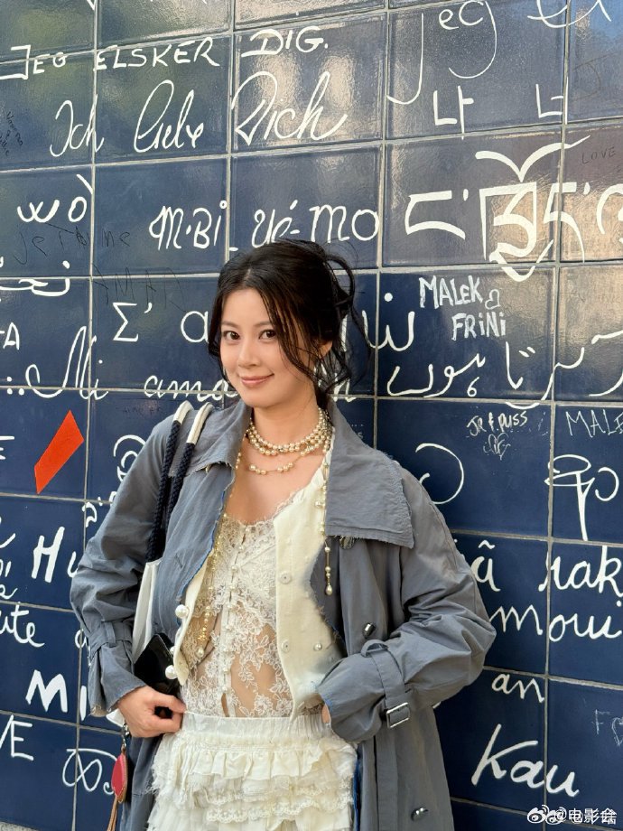 赵昭仪塞纳河主动打招呼自我介绍显社牛属性