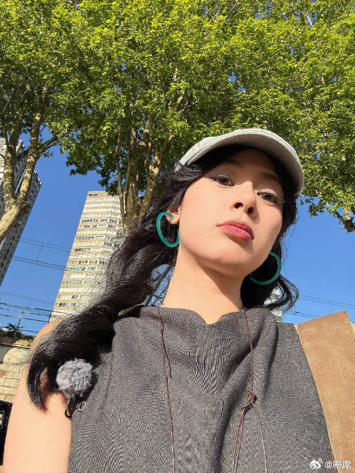 赵昭仪塞纳河派对见船打招呼自报家门