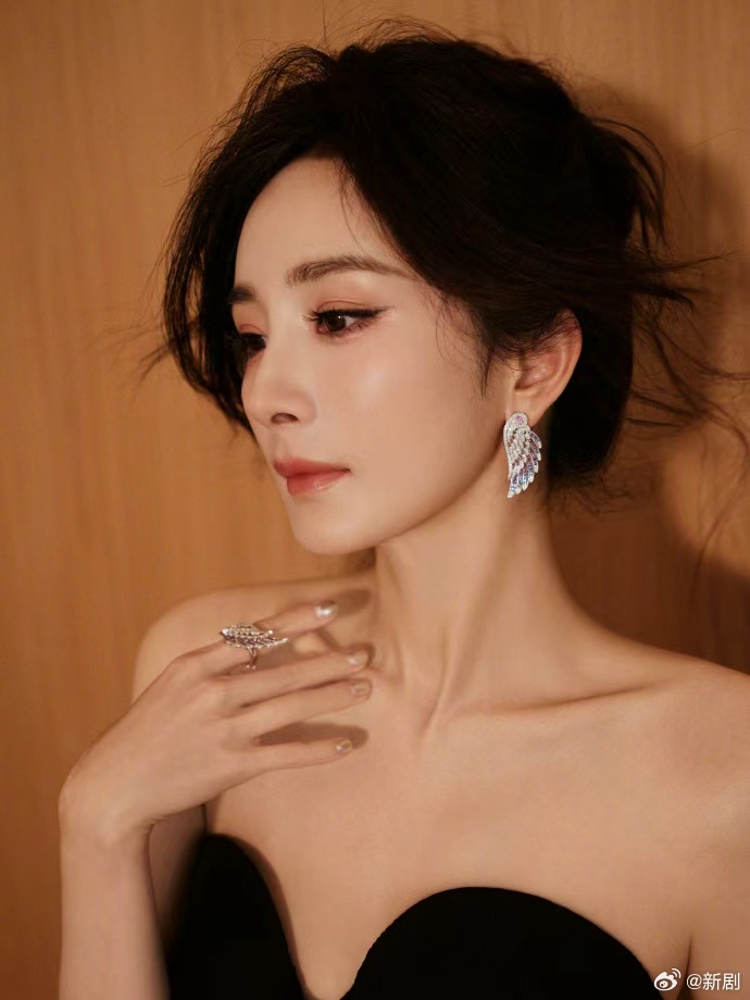 杨幂穿黑抹胸繁花裙展复古优雅