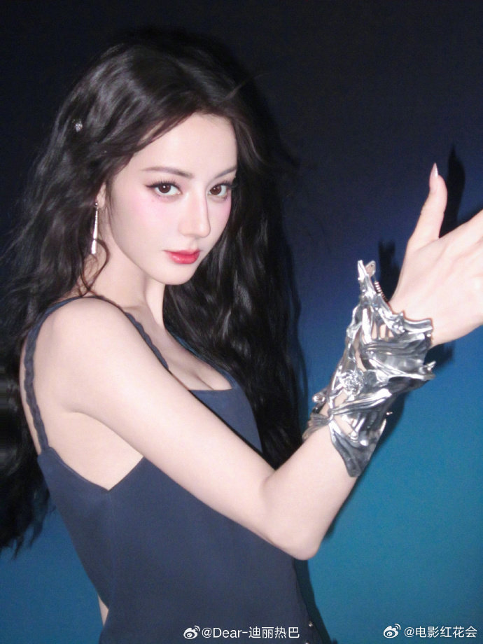 迪丽热巴模仿还珠格格弹跳出场引爆笑