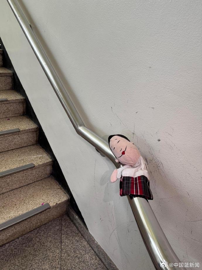 沈佳润携爸爸玩偶现身音银楼梯，此前化妆也带同款