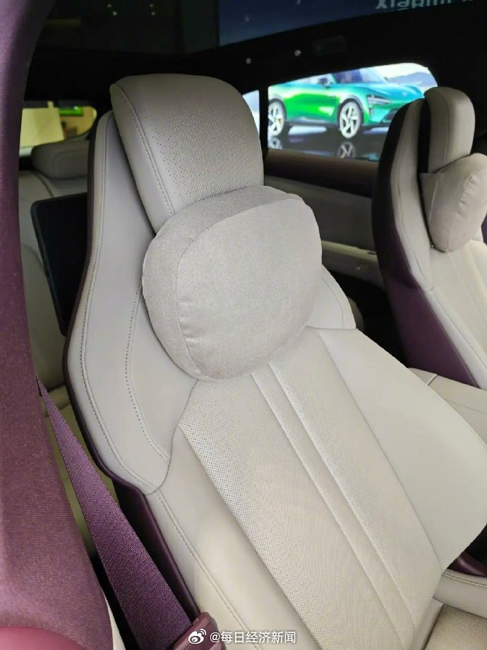 小米汽车明日开售磁吸颈枕，雷军强调安全设计