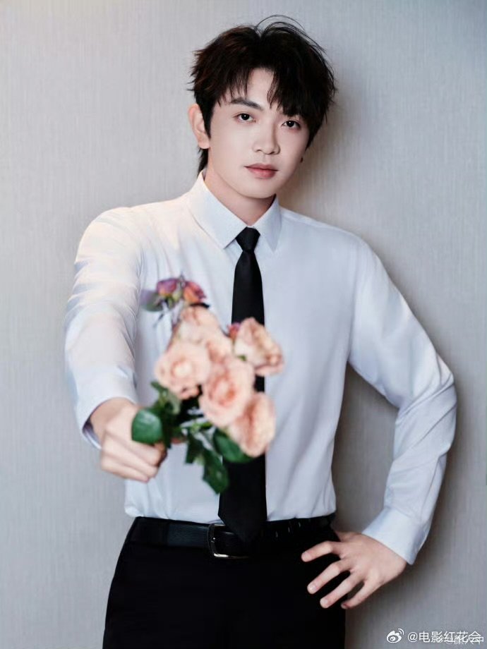 颜人中春晚争取出镜4秒，自cue梗笑翻全场