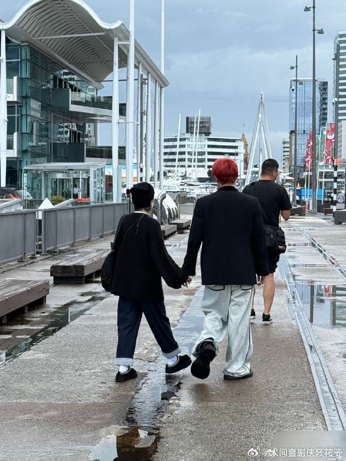 李荣浩杨丞琳奥克兰牵手逛街