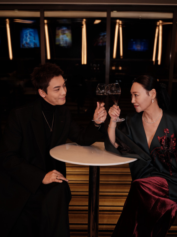 惠英红陈伟霆合照被赞豪门姐弟