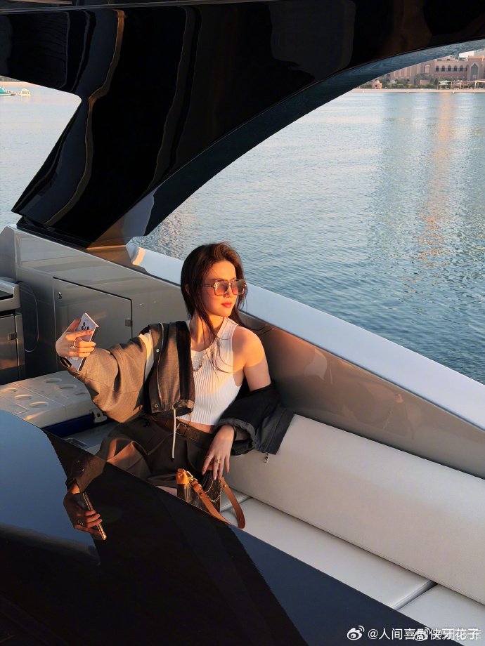 刘亦菲阿布扎比看海直出，落日海岸线如油画