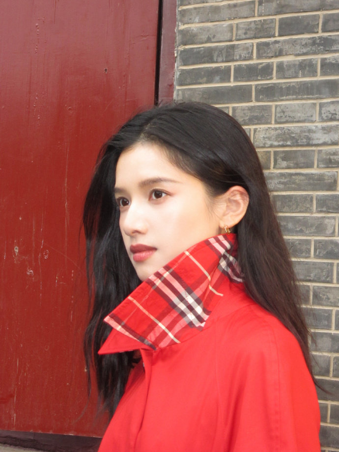 张婧仪穿Burberry红风衣迎新年，彰显高级感