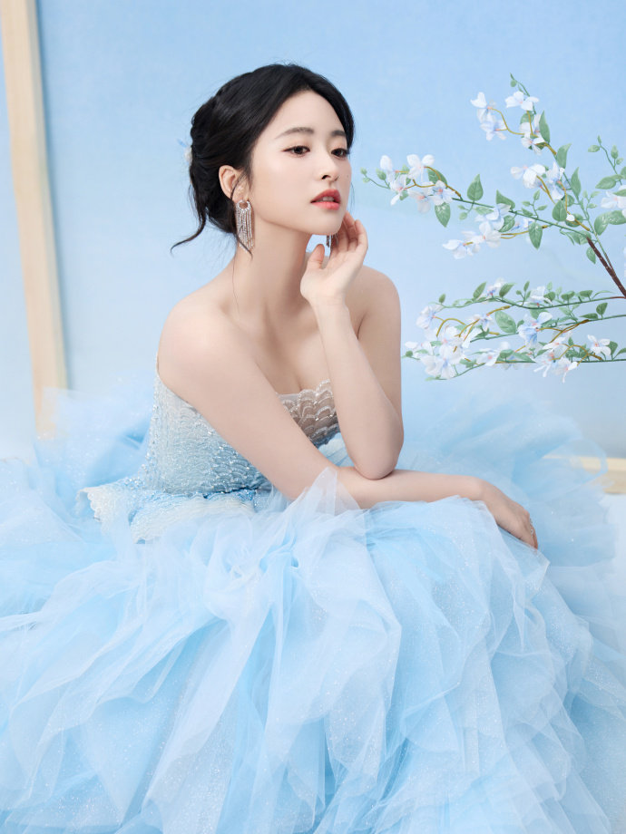 沈月浅蓝色纱裙造型甜美灵动