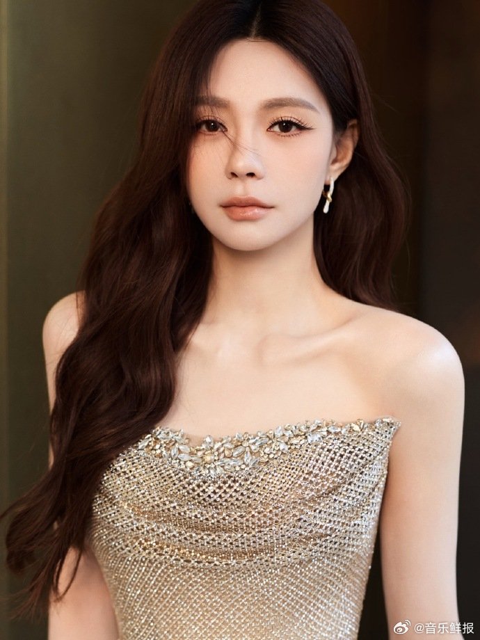 沈梦辰鎏金礼服亮相声鸣远扬2025直播