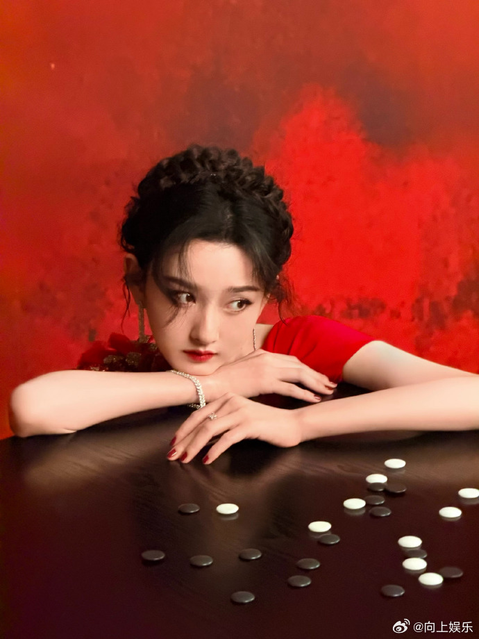 宋祖儿公主盘发红色露背裙亮相