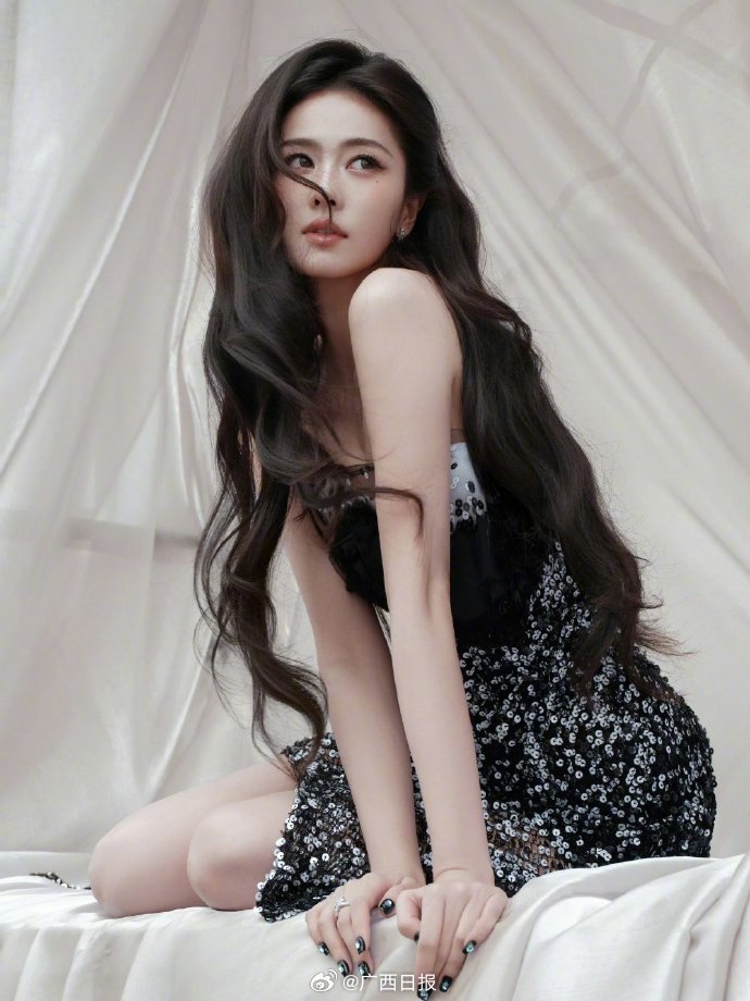 2025星光大赏红毯开启，刘宇宁鞠婧祎等众星造型引关注