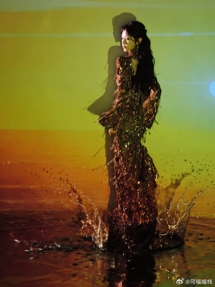 田曦薇亮相星光大赏红毯造型惊艳