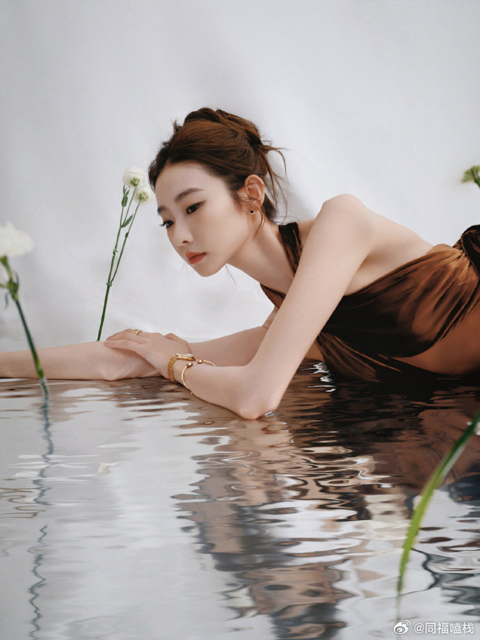 张艺凡亮相星光大赏冰上绽放