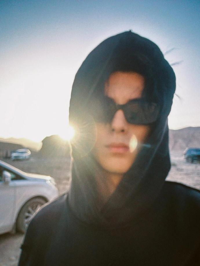 王鹤棣晒篮球帅照寄语2025，生活如球场得分成常态