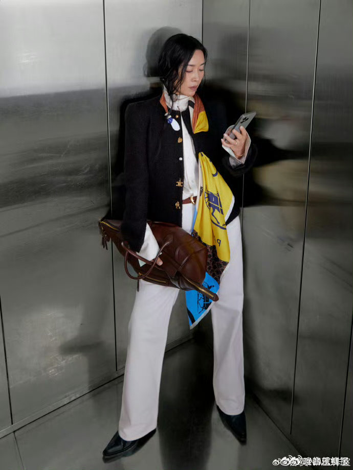 那英舞台造型简约大气嗓音穿透力十足