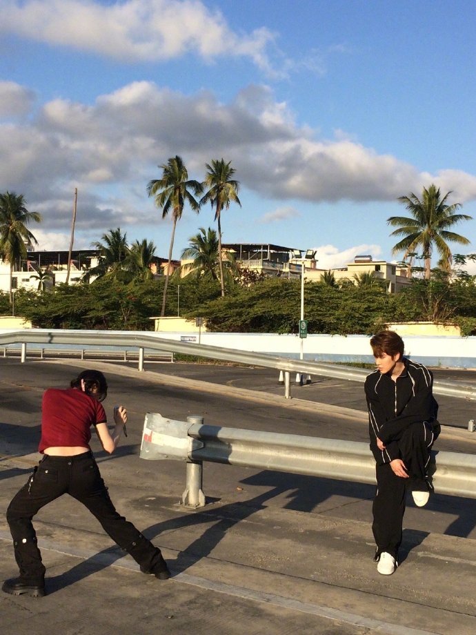 虞书欣为Mike拍照