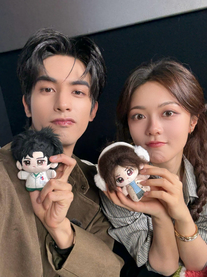 宋威龙赵今麦晒自拍秀恩爱，林屿森为爱撑场面