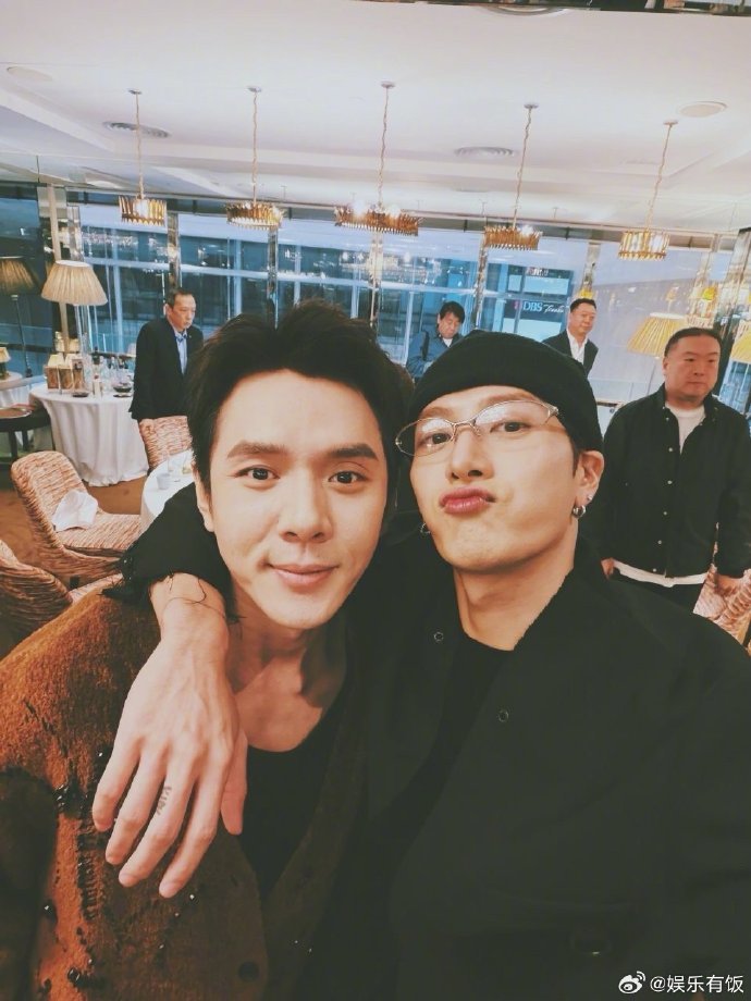 王嘉尔搂李佳琦自拍同框