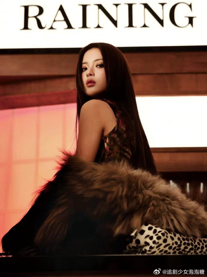 杨超越全包眼线烟熏妆亮相，千禧辣妹造型吸睛