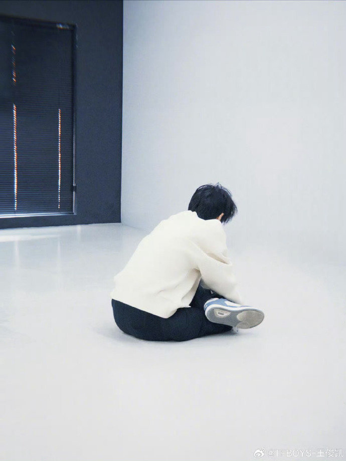 王俊凯晒工作照展现忙碌行程