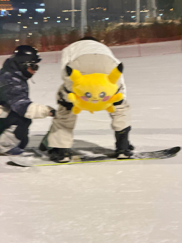 王安宇雪场晒皮卡丘造型自嘲小白