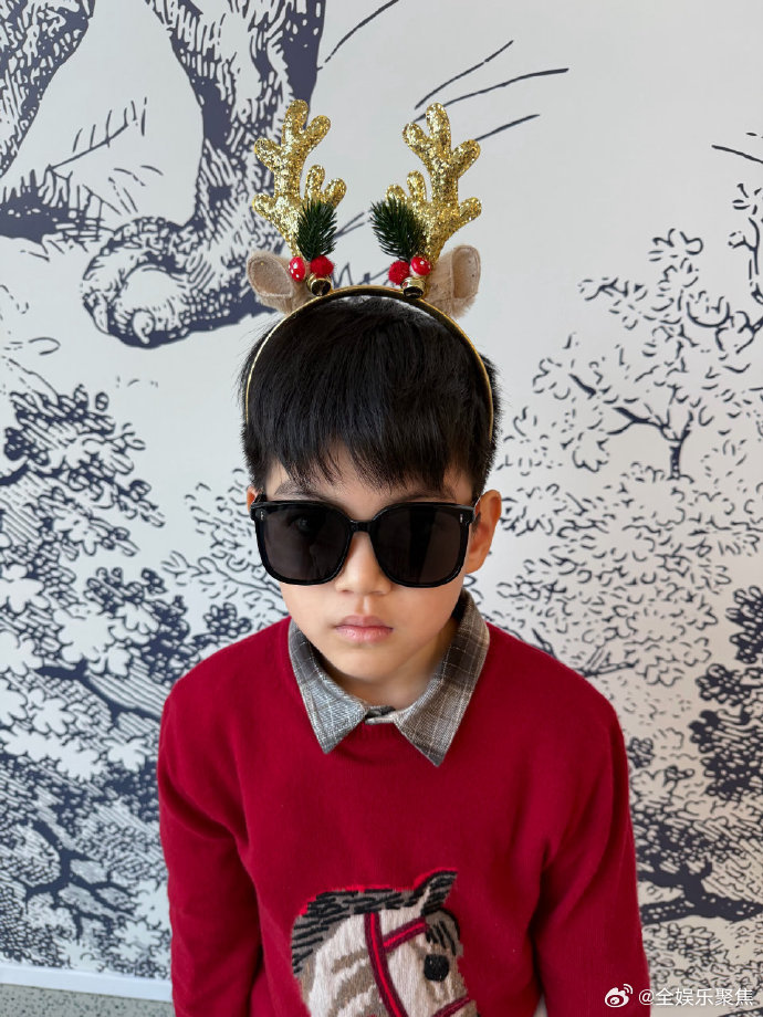 陈妍希周扬青圣诞合照，小星星高颜值抢镜