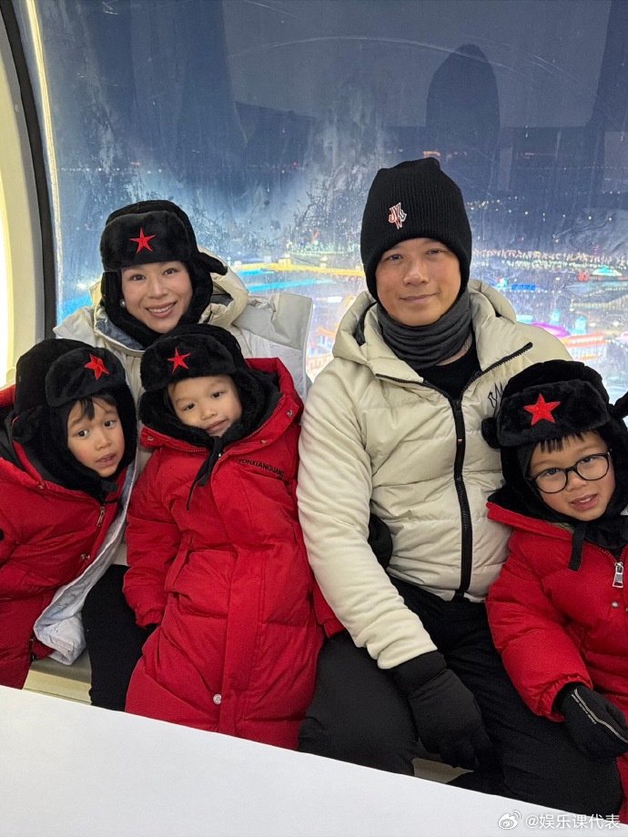 胡杏儿携五口同游哈尔滨，三萌娃穿同款红衣合影