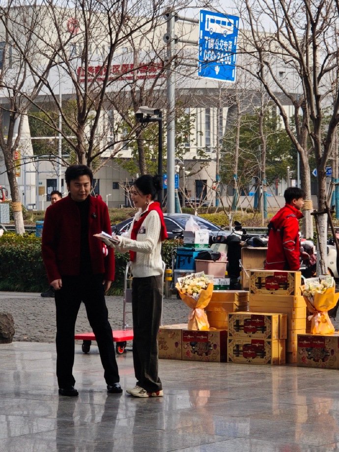 雷佳音上海街头送年货与路人唠嗑