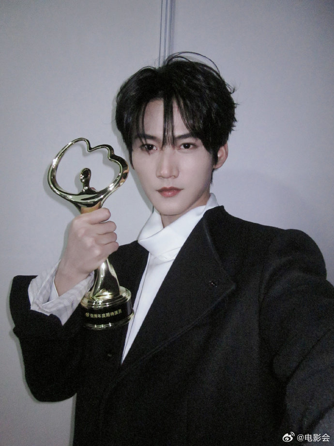 周柯宇陈妍希互动甜度爆表，摇话筒动作萌翻网友