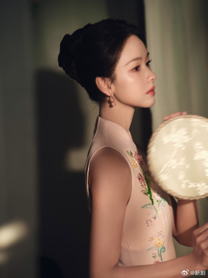 陈都灵粉旗袍团扇造型亮相中国网络视听盛典