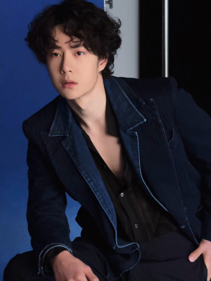 王一博小年晒卷毛深V营业照