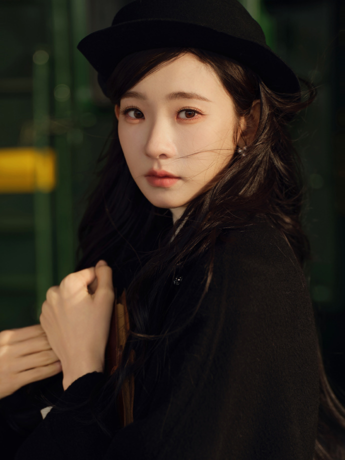 张艺凡民国风生日写真释出，火车站贝雷帽造型眼神带戏