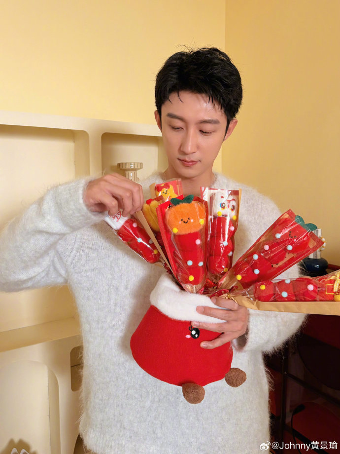 黄景瑜晒小年营业照送祝福