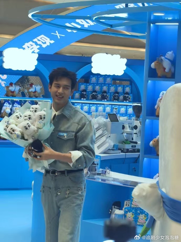 李现浅色牛仔套装造型清爽亮相