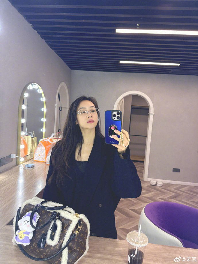 宋茜高智感眼镜对镜拍时尚感十足