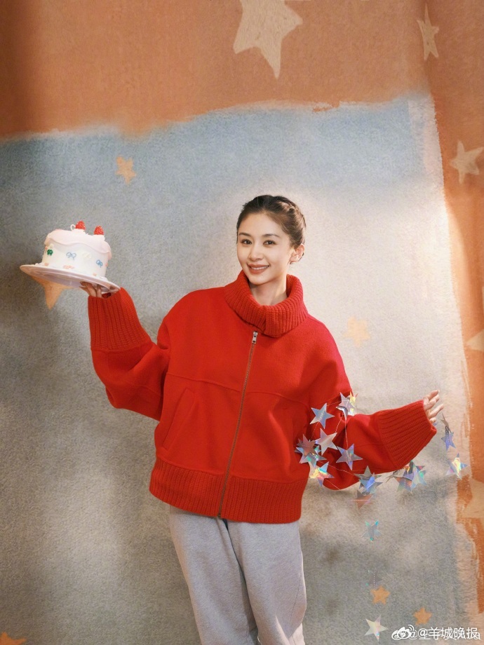 王子文晒九宫格庆生照，穿亮红衣捧蛋糕笑容甜