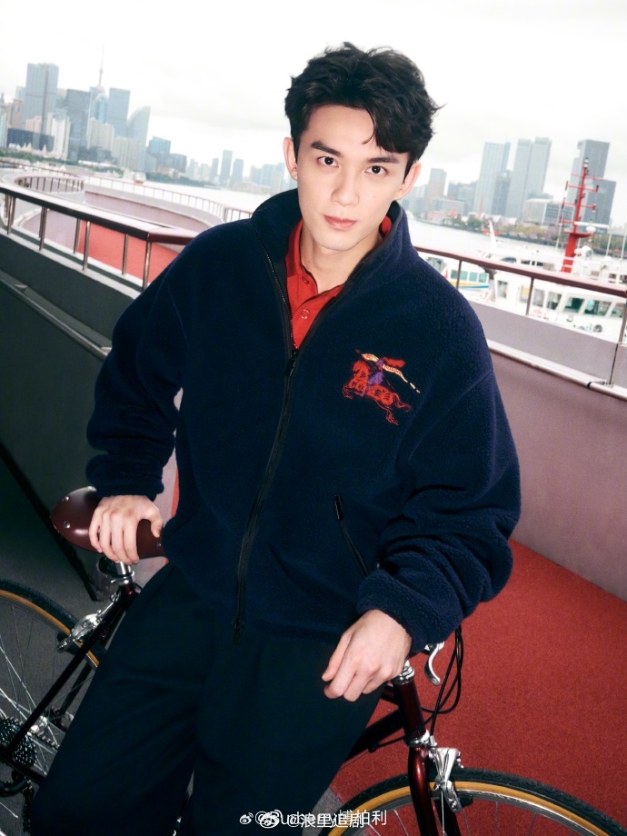 吴磊Burberry风衣大片释出，黑白映像演绎复古与现代