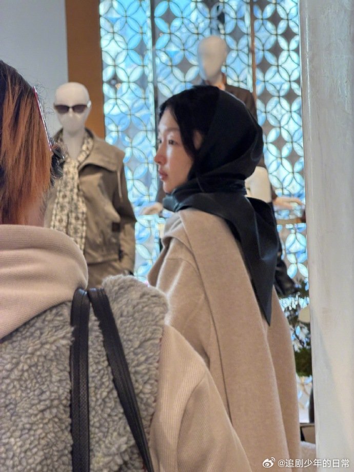 巴黎街头偶遇周冬雨，私服简约气质出众